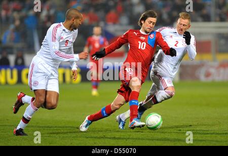 Les joueurs danois Simon Busk Poulsen (à gauche) et Niki Zimling (à droite) et la République tchèque Tomas Rosicky joueur (centre) lutte pour la balle dans leur qualification pour la Coupe du Monde 2014 match de football en République tchèque contre le Danemark à Olomouc, République tchèque, le vendredi 22 mars 2013. (CTK Photo/Ludek Perina) Banque D'Images