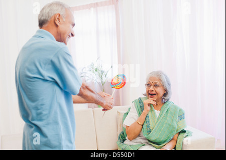Man giving lollipop à sa femme Banque D'Images