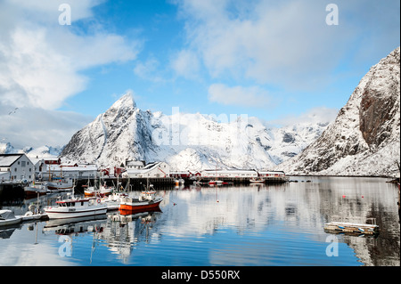 Bateaux dans le port de Hamnoy sur les îles Lofoten, Norvège Banque D'Images