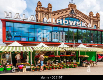 Hala Mirowska fleur échoppes market à Varsovie, Pologne. Banque D'Images