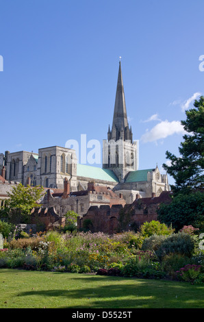 Cathédrale de Chichester le palais des évêques de jardins. Banque D'Images