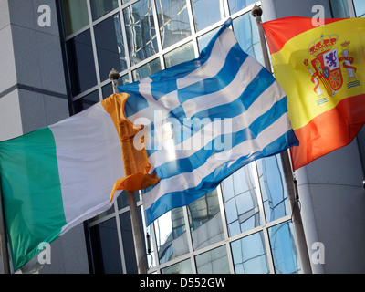 Drapeau grec devant le bâtiment du Parlement européen à Bruxelles, Belgique Banque D'Images