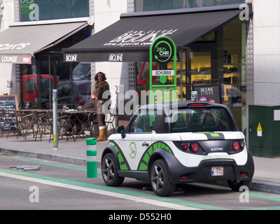 Véhicule électrique voiture Zen stationné près de la station de recharge au Parc du Cinquantenaire à Bruxelles, Belgique Banque D'Images