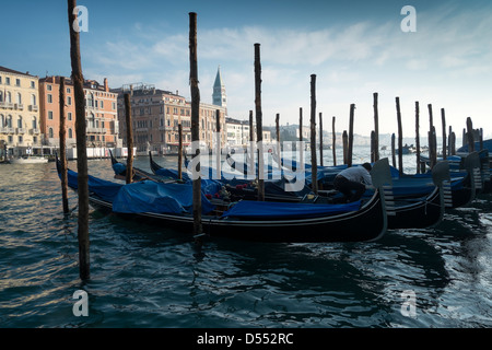 Gondoles amarré à l'entrée du Grand Canal, Venise, Italie Banque D'Images