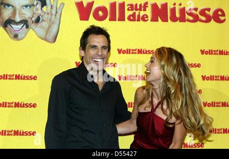 Ben Stiller et Christine Taylor au photocall du film 'Dodgeball : un vrai Underdog Story' à Berlin. Banque D'Images