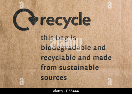 Logo de recyclage sur un sac en papier brun. Banque D'Images