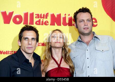 Ben Stiller (l), Christine Taylor et Vince Vaughn (r) à la photocall de 'Dodgeball : un vrai Underdog Story' à Berlin. Banque D'Images