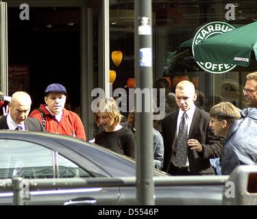 Calista Flockhart (Ally McBeal) et petite amie d'Harrison Ford après sa visite d'un café Starbucks à Berlin le 1er septembre en 2003. Banque D'Images