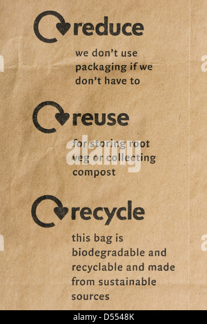 Réduire, réutiliser, recycler logo sur un sac en papier brun. Banque D'Images