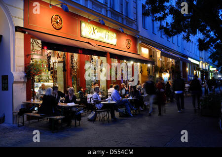 ILLUSTRATION - Une photo de fichier datée du 02 septembre 2011 montre les gens qui apprécient leur soirée au restaurant Knofi situé dans la Bergmannstrasse à Kreizberg, en Allemagne. Fotoarchiv für Zeitgeschichte () Banque D'Images