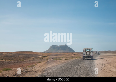 Jeeps roulant en paysage poussiéreux Banque D'Images