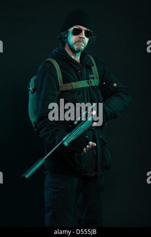 Barbe noire avec Sniper en holding gun. Studio shot. Banque D'Images