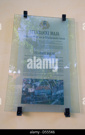 Une plaque de verre sur le mur de la maison de Stencock est le siège du Gouvernement et de la Chancellerie d'État de la République d'Estonie. Banque D'Images