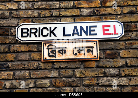 Un panneau routier bilingue en bengali et en anglais, Brick Lane, Londres, Royaume-Uni. Banque D'Images