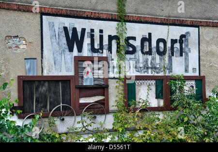 ILLUSTRATION - Une photo de fichier datée du 02 septembre 2011 montre un vieux panneau indiquant la gare de Wuensdorf à Wuensdorf, en Allemagne. Fotoarchiv für Zeitgeschichte () Banque D'Images