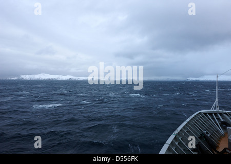 Hurtigruten à bord de navires à passagers de navigation à travers le fjord en hiver la norvège europe Banque D'Images