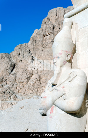 Thèbes. L'Égypte. Statue de Hapshepsut dans la terrasse supérieure du temple funéraire d'Hatshepsout à Deir el-Bahri. Banque D'Images