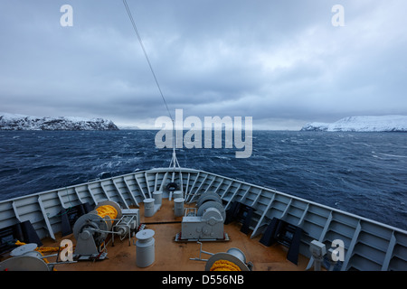 Hurtigruten à bord de navires à passagers de navigation à travers le fjord en hiver la norvège europe Banque D'Images