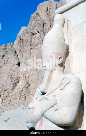 Thèbes. L'Égypte. Statue de Hapshepsut dans la terrasse supérieure du temple funéraire d'Hatshepsout à Deir el-Bahri. Banque D'Images