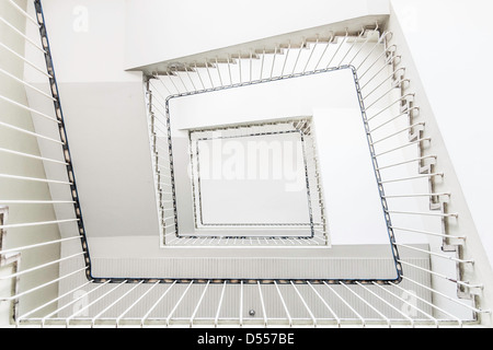Escalier carré vu de l'étage Banque D'Images
