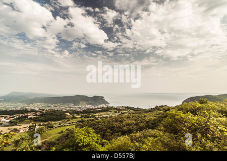 Nuages sur paysage rural Banque D'Images