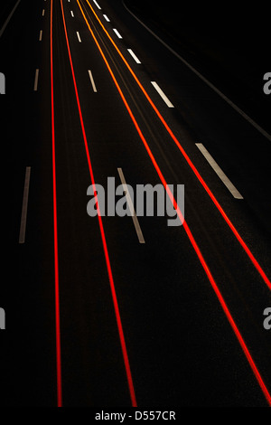 Vue d'exposition longue de trafic de nuit Banque D'Images