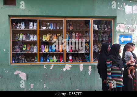 Chaussures de foot à vendre dans la capitale des Maldives, homme Banque D'Images