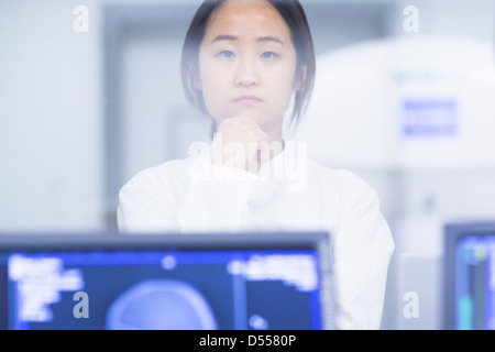 Doctor standing in scanner prix Banque D'Images