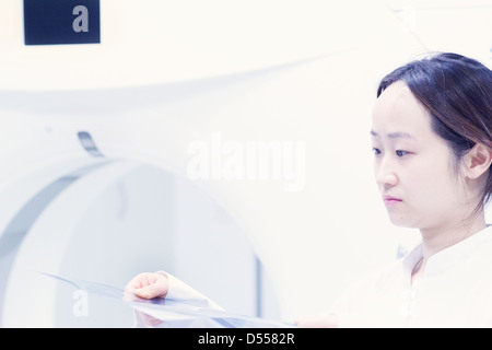 Médecin à l'hôpital au scanner d'exploitation Banque D'Images