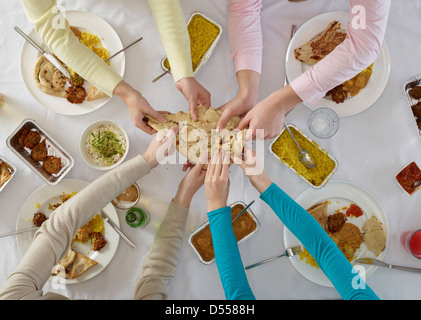 Vue de dessus de personnes à table Banque D'Images