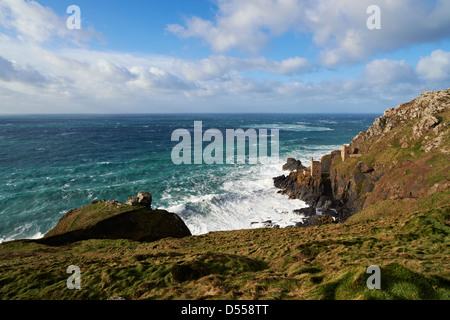 Un jour venteux, claire donnant sur abondoned tin mines à Botallack, près de Land's End, Cornwall Banque D'Images