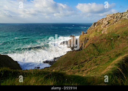 Soleil sur une breezy day donnant sur abondoned tin mines à Botallack, Cornwall Banque D'Images