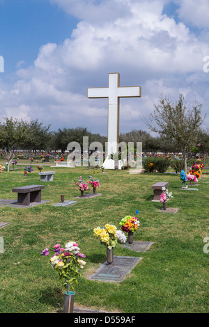 Un cimetière avec des fleurs et des pierres tombales près de McAllen, Texas, USA. Banque D'Images