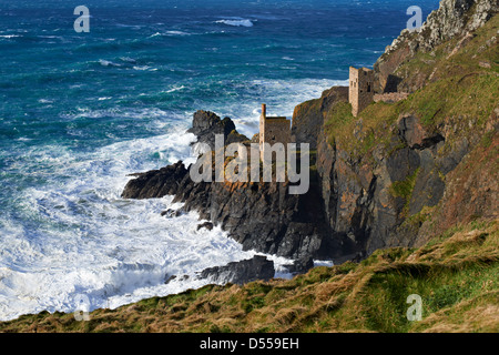 Mer grosse livre les rochers au-dessous abondoned mines d'étain sur la côte de Cornwall, près de Botallack. Banque D'Images