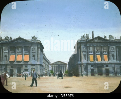 Photographie prise lors de l'exposition de Paris de 1900, montrant une vue extérieure de la place de la Concorde vers l'église de la Madeleine, avec divers bâtiments et chariots à main dans le cadre. Banque D'Images