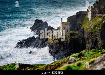 Les vagues déferlent sur les rochers en dessous de mines d'étain de Cornwall abondoned sur la rude côte atlantique, Angleterre Banque D'Images