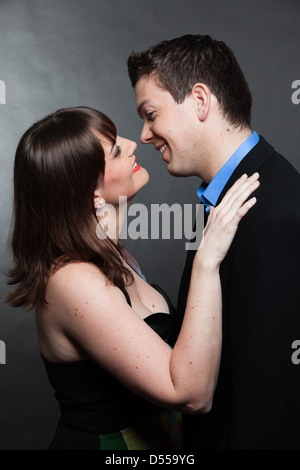 Jeune couple romantique dans l'amour. L'homme et de la femme. Studio shot. Banque D'Images