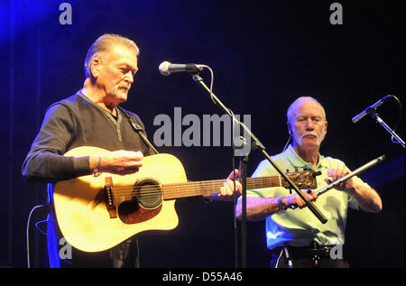 Ostrava, République tchèque. 23 mars 2013. Tommy Byrne et Noel Nagle, du groupe The Wolfe Tones effectuer pendant le festival culturel irlandais, à Ostrava, en République tchèque, le 23 mars 2013. (Photo/CTK Jaroslav Ozana/Alamy Live News) Banque D'Images