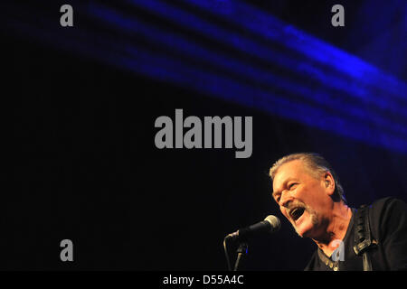 Ostrava, République tchèque. 23 mars 2013. Tommy Byrne de la bande Les Wolfe Tones effectue pendant le festival culturel irlandais, à Ostrava, en République tchèque, le 23 mars 2013. (Photo/CTK Jaroslav Ozana/Alamy Live News) Banque D'Images