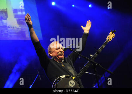 Ostrava, République tchèque. 23 mars 2013. Brian Warfield de la bande Les Wolfe Tones effectue pendant le festival culturel irlandais, à Ostrava, en République tchèque, le 23 mars 2013. (Photo/CTK Jaroslav Ozana/Alamy Live News) Banque D'Images