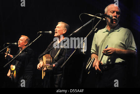 Ostrava, République tchèque. 23 mars 2013. De gauche à droite : Brian Warfield, Tommy Byrne et Noel Nagle, du groupe The Wolfe Tones effectuer pendant le festival culturel irlandais, à Ostrava, en République tchèque, le 23 mars 2013. (Photo/CTK Jaroslav Ozana/Alamy Live News) Banque D'Images