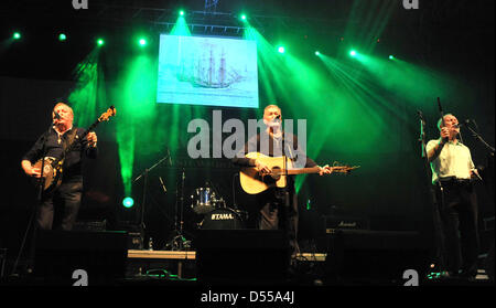 Ostrava, République tchèque. 23 mars 2013. De gauche à droite : Brian Warfield, Tommy Byrne et Noel Nagle, du groupe The Wolfe Tones effectuer pendant le festival culturel irlandais, à Ostrava, en République tchèque, le 23 mars 2013. (Photo/CTK Jaroslav Ozana/Alamy Live News) Banque D'Images