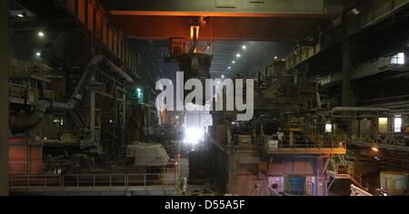 Une casserole avec de l'acier liquide (C) du nouveau four de coulée est élevé à la verser sur le site de l'aciérie ArcelorMittal à Hambourg, Allemagne, 25 mars 2013. La plus grande entreprise sidérurgique ArcelorMittal mis un nouveau four de coulée en service dans son usine de Hambourg. Photo : CHRISTIAN CHARISIUS Banque D'Images