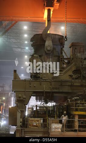 Une casserole avec de l'acier liquide à partir du nouveau four de coulée est élevé à la verser sur le site de l'aciérie ArcelorMittal à Hambourg, Allemagne, 25 mars 2013. La plus grande entreprise sidérurgique ArcelorMittal mis un nouveau four de coulée en service dans son usine de Hambourg. Photo : CHRISTIAN CHARISIUS Banque D'Images