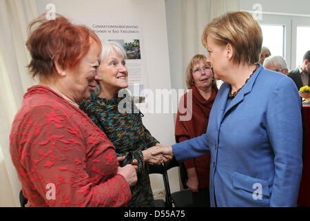 Bad Kreuznach, Allemagne. 25 mars 2013. La chancelière allemande Angela Merkel (R) visite le WohnArt «' multi-générations chambre à Bad Kreuznach, Allemagne, 25 mars 2013. Selon Merkel, multi-générations maisons enrichir la société. Photo : FREDRIK VON ERICHSEN/dpa/Alamy Live News Banque D'Images