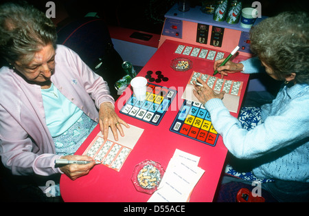 Les femmes âgées jouent au bingo, Hounslow, Middlesex, Royaume-Uni. Banque D'Images