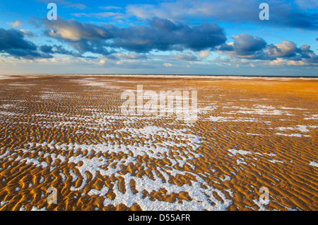 Coucher du soleil à Holkham Beach avec fine couche de neige Hiver Norfolk Banque D'Images