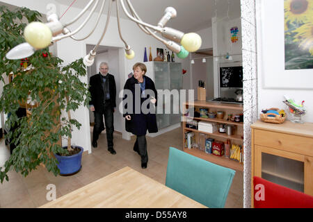 Bad Kreuznach, Allemagne. 25 mars 2013. La chancelière allemande Angela Merkel (R) visite le WohnArt «' maison multi-générationnel avec l'architecte Gustav Kannwischer (L) à Bad Kreuznach, Allemagne, 25 mars 2013. Selon Merkel, multi-générations maisons enrichir la société. Photo : FREDRIK VON ERICHSEN/dpa/Alamy Live News Banque D'Images