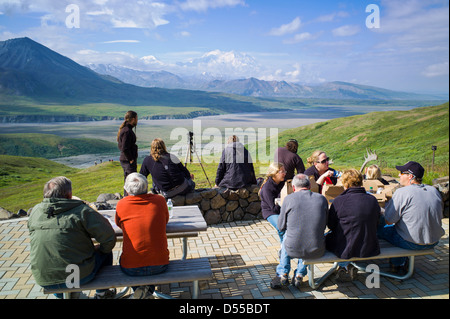 Les touristes voir Mt. McKinley (Denali Mountain), point le plus élevé en Amérique du Nord (20 320') de Eielson Visitor Center, Denali AK Banque D'Images