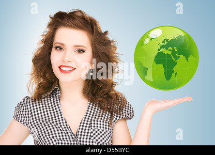 Woman holding globe vert sur sa main Banque D'Images